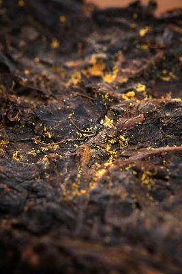 Ручной чай с богатым ароматом золотых цветов и сладким ароматом